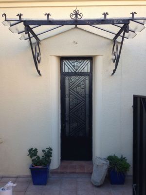 reprise, remise à neuf et renforcement d'une porte d'entrée métallique en acier avec une finition thermolaqué à aix en provence